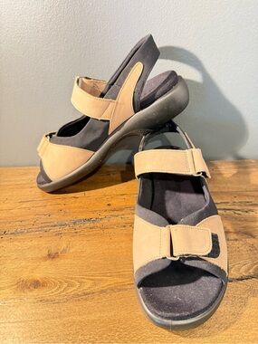 Clarks Women’s Suntrek 2 Mushroom Nubuck Leather Comfort Sandals